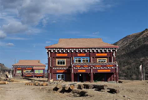 Tibet house - Castle-like Houses. The most representative dwellings of Tibetan are castle-like houses. It's called tnkhar or rdzong-mkhar in Tibetan, originally meant fort. This kind of house is mostly built on steep rocks and towering, making it easy to defend and difficult to attack. The houses are mostly stone and wood structures, with a dignified and ...